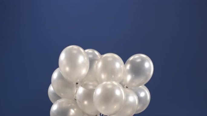 蓝色背景上的装饰元素气球，情人节，生日，圣诞节或新年的礼物元素。
