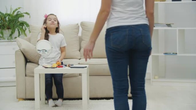 4k慢动作的视频，母亲和小孩在家里的房间里度过了愉快的时光。