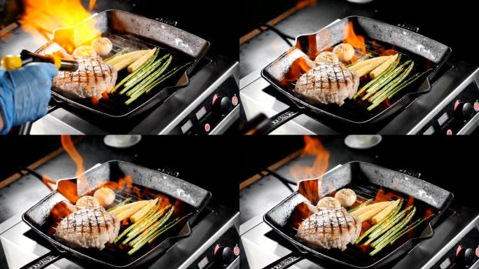 慢动作中的食物视频。专业厨师戴着蓝色手套，用火焰在煎锅上烹饪猪肉、牛排和酒精蔬菜。高清
