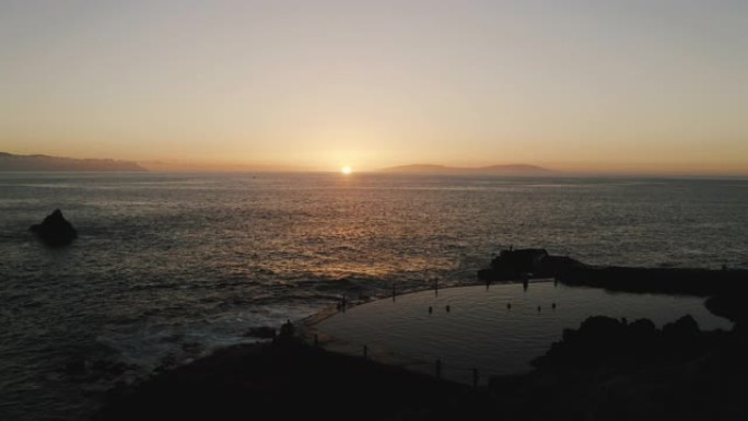 加那利群岛特内里费岛自然泳池日落的航拍视频