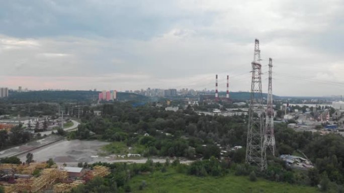 工业城区高压电力线挂架。乌克兰基辅郊区郊区空中的传输功率