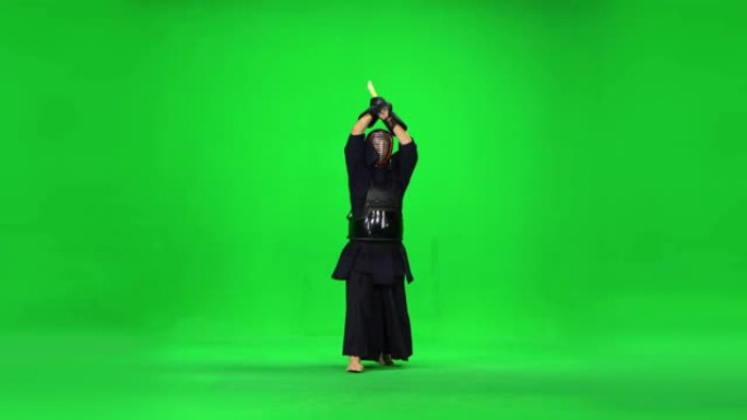 男性剑道战士在绿色屏幕上与竹子博肯一起练习武术