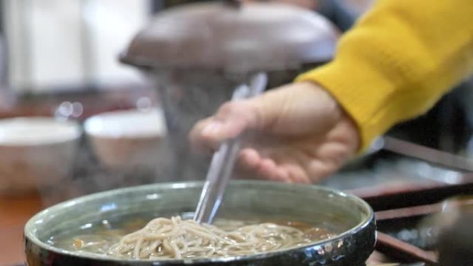 一个男人吃日本食物，烟漂浮在日本食物上