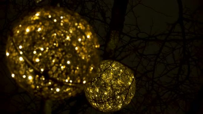 树上挂着两个黄色的灯球