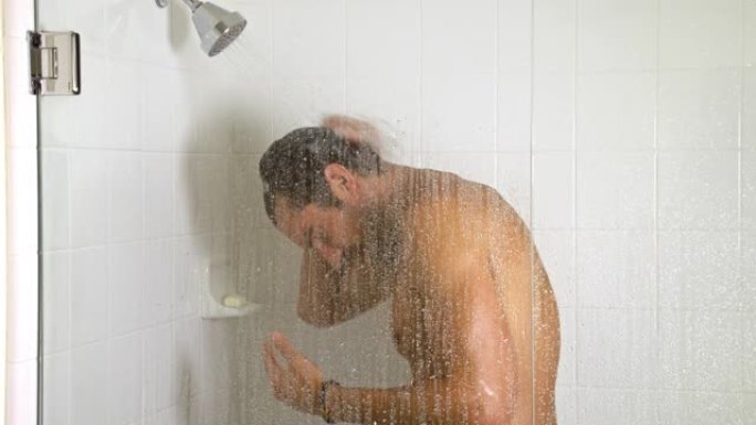 运动的男人洗澡手揉泡泡洗澡沐浴露泡沫丰富