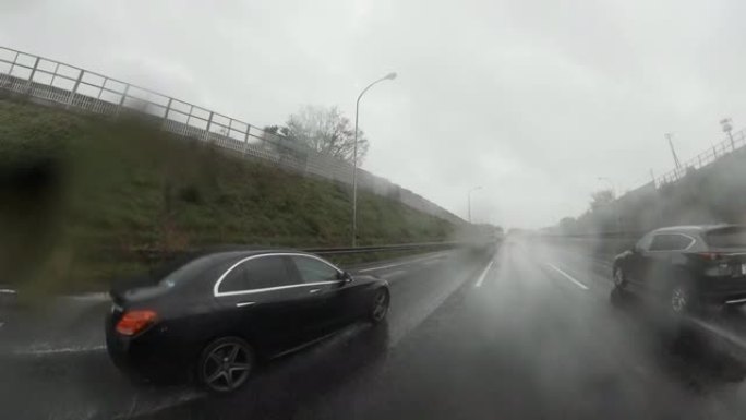 雨天开车。超越卡车。大雨中的交通，高速公路上的交通。镜头上的雨滴