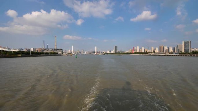 在黄浦江上航行的船只，大型船只后面的水尾迹与黄浦江上的上海城市地标相结合。慢动作4k镜头。
