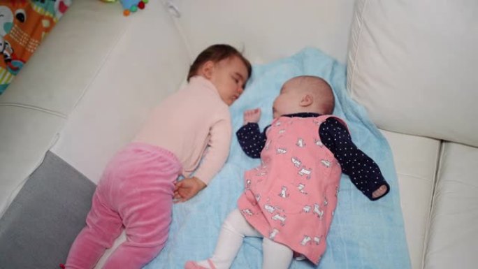 两个姐妹，婴儿在床上睡觉