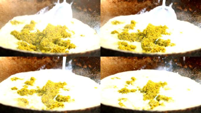 平底锅用椰奶油炸绿咖喱酱