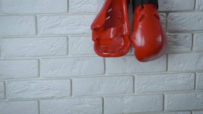 墙上的拳击手套。
