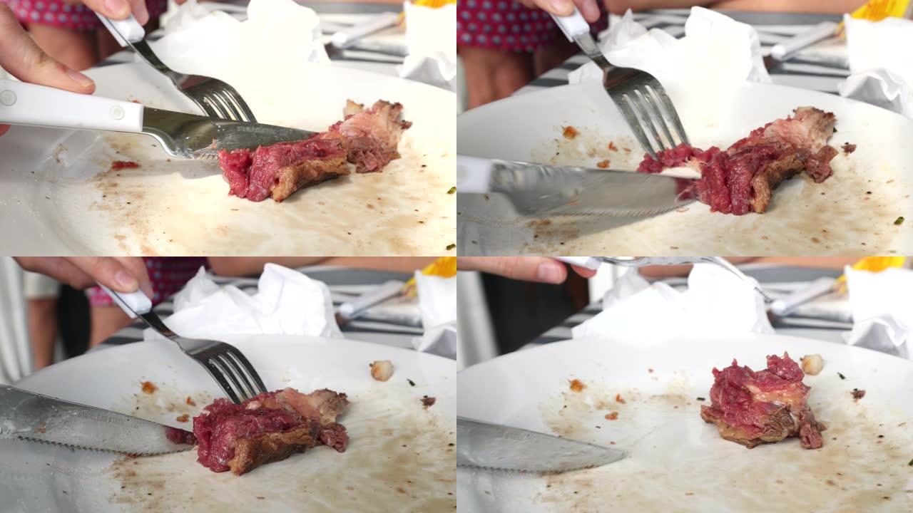 在盘子上切最后一块肉