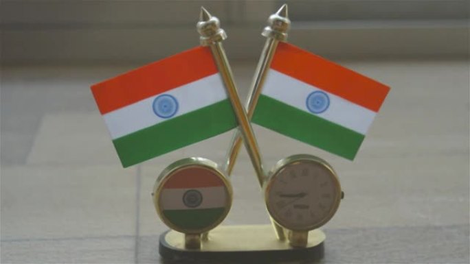 印度国旗钟。印度国旗和台钟旗。带有椭圆形支架的金色时钟标志，可用于汽车仪表板办公桌办公桌装饰。家居装