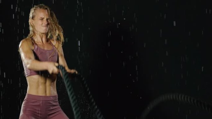 运动金发女子在雨中锻炼
