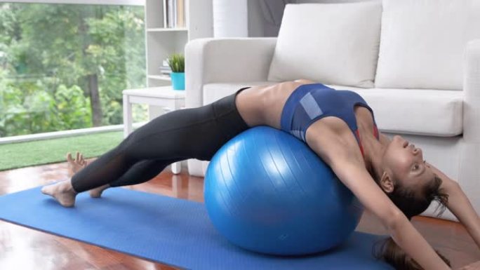 健身女性在运动垫上做瑜伽锻炼、练习、伸展运动