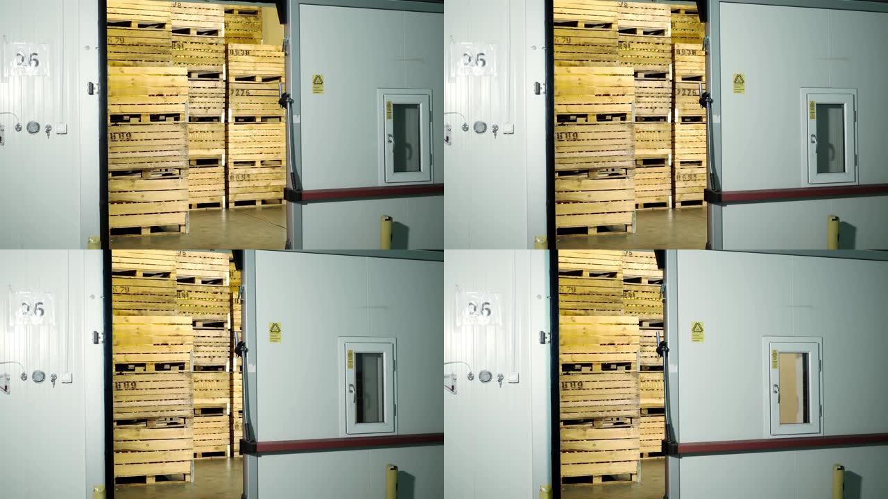 苹果存储。仓库。一堆堆装着苹果的木箱装在巨大的不透气的冰箱摄像头里，仓库里有专门的储藏室。苹果存储技