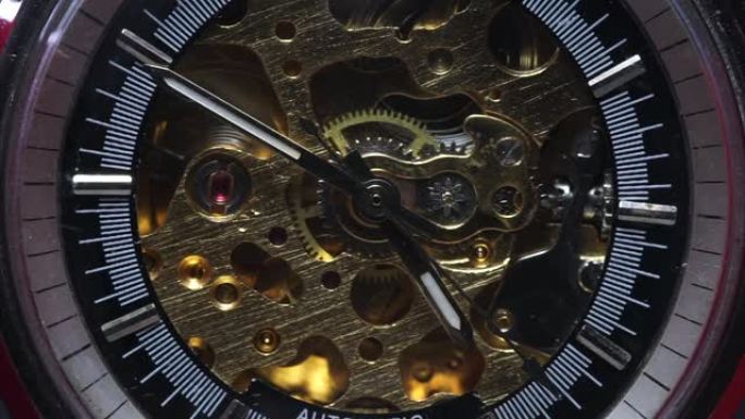 特写豪华手表，美丽的手表齿轮旋转并保持时间。