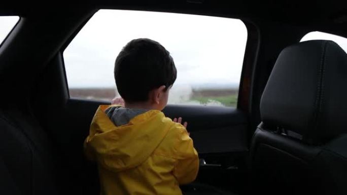 小男孩在雨天乘车旅行