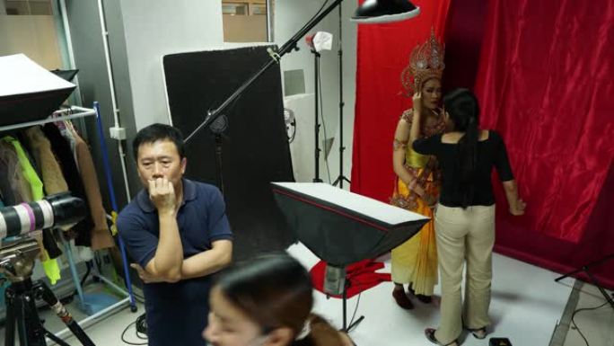 摄影师用泰国亚洲传统服装拍摄亚洲女性模特