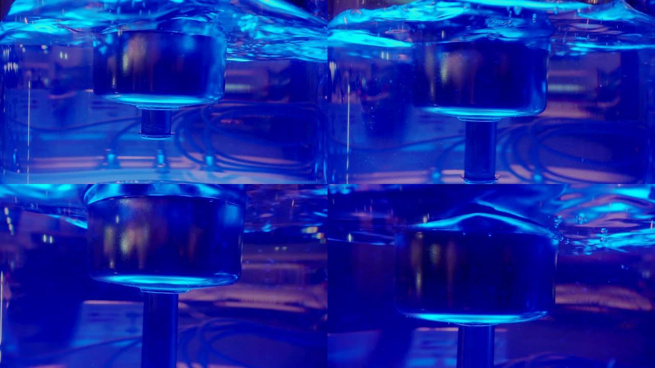 在充满照明液体的透明玻璃管中潜水浮子