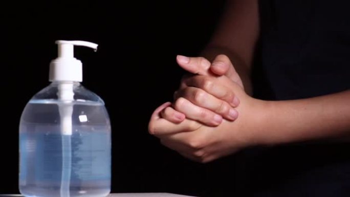 女护士用洗手液清洁双手