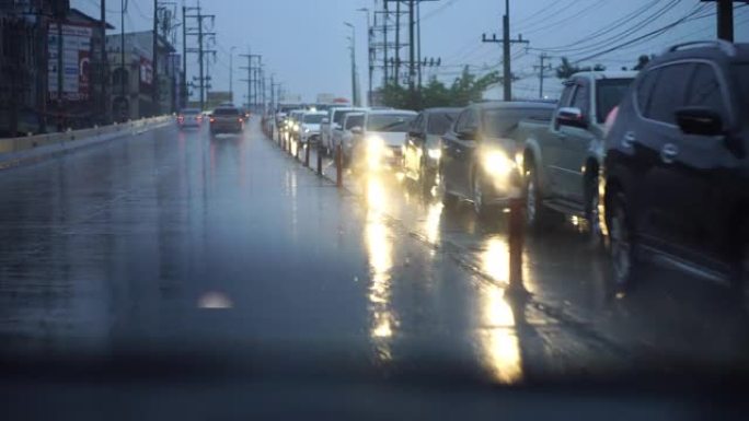 傍晚交通正在下雨车窗外驾驶开车第一视角