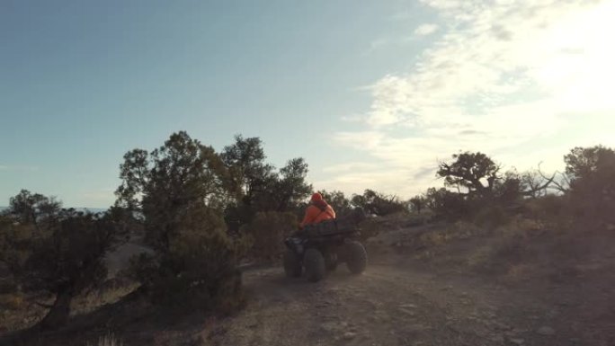 ATV 4 Wheeler大型游戏在科罗拉多州西部的高沙漠高原上狩猎