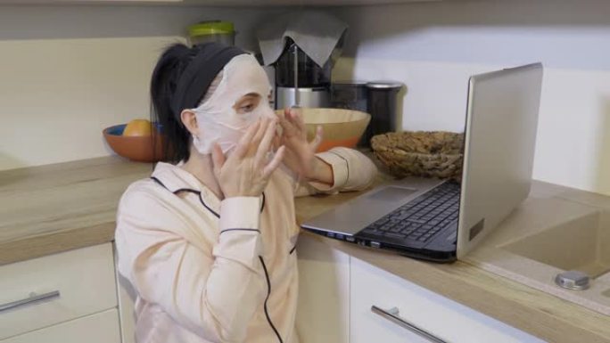在家视频聊天时戴着面膜的女人