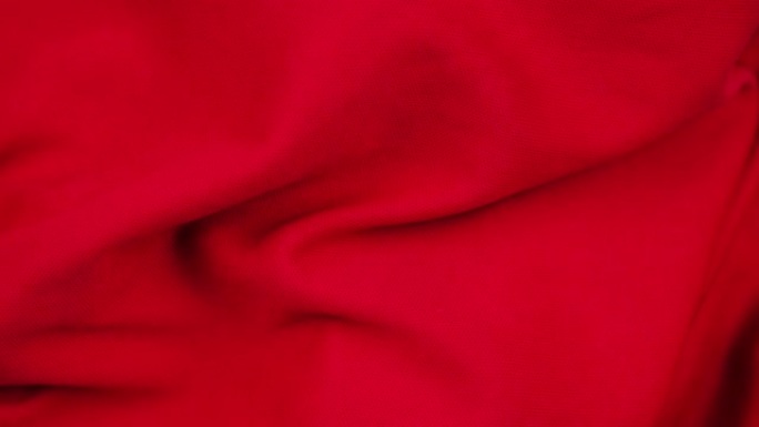各种褶皱的猩红色棉布躺着旋转