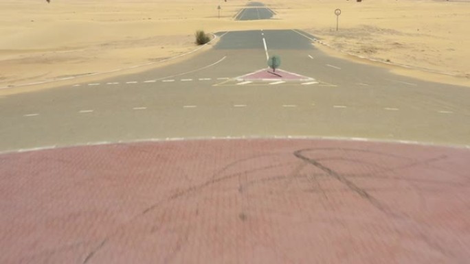 从上面看，迪拜的半沙漠路令人惊叹的鸟瞰图，这是一条被沙丘覆盖的废弃道路。阿拉伯联合酋长国迪拜。
