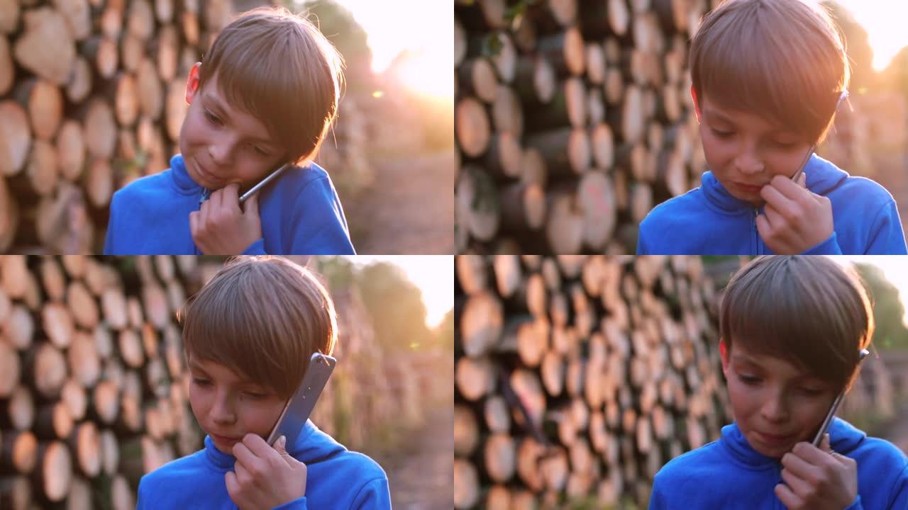 少年走进公园，用手机聊天。传递口头信息。
