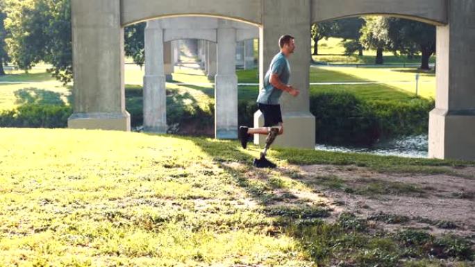 自信的男性适应性运动员在公园跑步