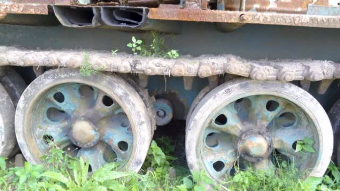 爱沙尼亚车库上的旧火车生锈的车轮