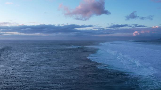 【4K航拍】夕阳下云朵飘飘-海浪唯美壮观