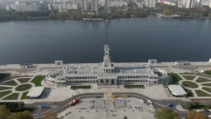 在港口客运码头上空的鸟瞰图飞行。在秋天晴朗的日子里，莫斯科北河站的新大楼从高处