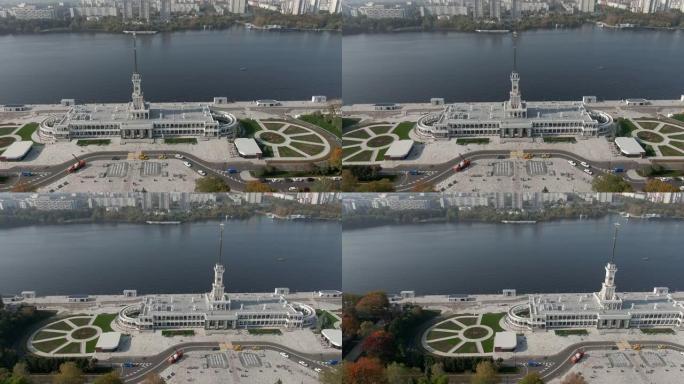在港口客运码头上空的鸟瞰图飞行。在秋天晴朗的日子里，莫斯科北河站的新大楼从高处