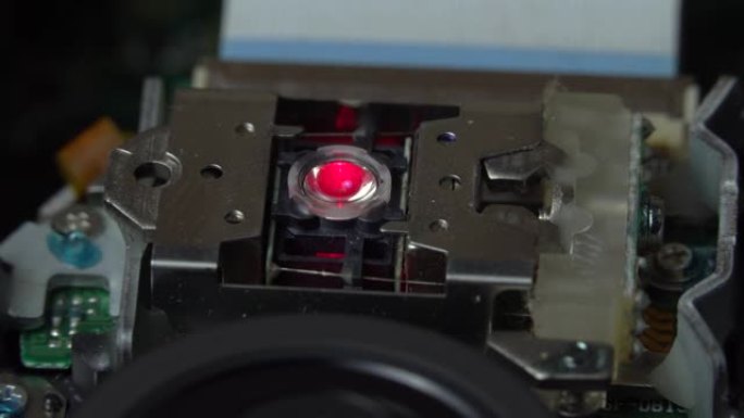 DVD驱动器中的激光亮起红色。发动机旋转。
