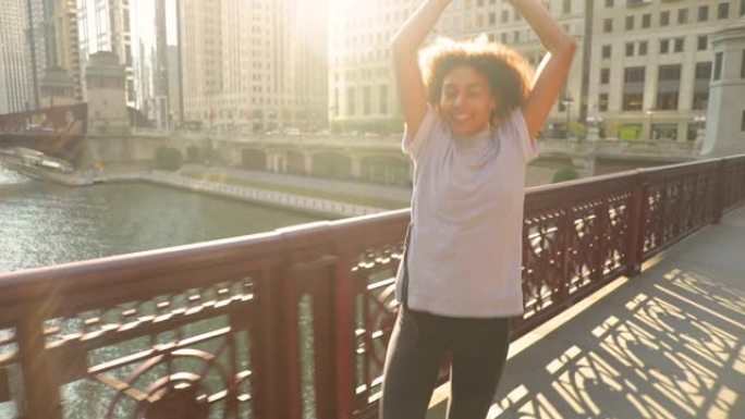 快乐的非洲裔美国妇女跳过芝加哥河上的一座桥