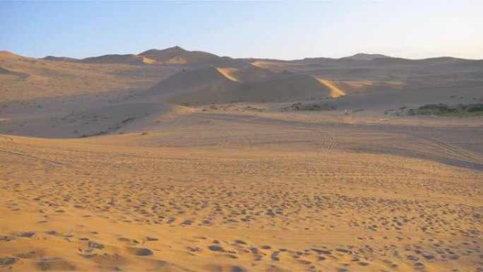 甘肃敦煌沙漠美丽的黄昏景观。