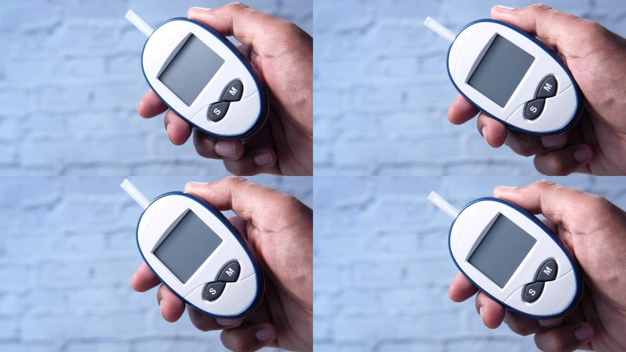手握糖尿病测量工具特写