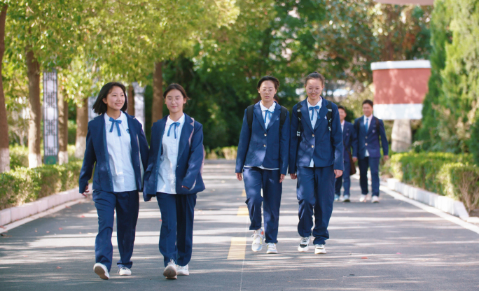 中学生 校园生活 图书馆 学生看书、