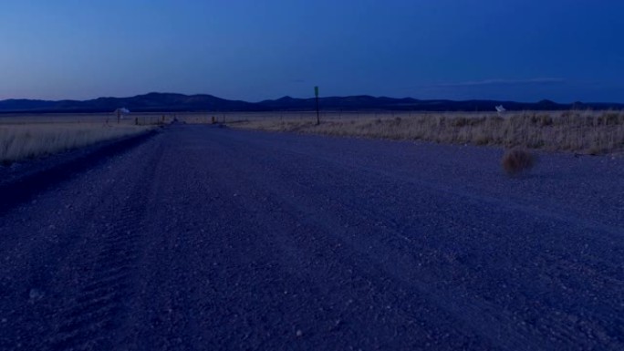 风滚草在乡村公路上滚动