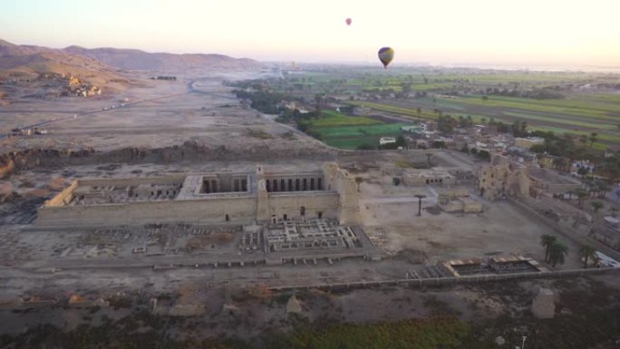 来自热气球的鸟瞰图Medinet Habu temple与国王谷天际线背景卢克索埃及