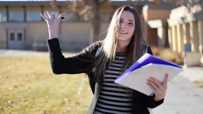 Z世代女高中生在科罗拉多州西部的学校外建筑娱乐活动视频
