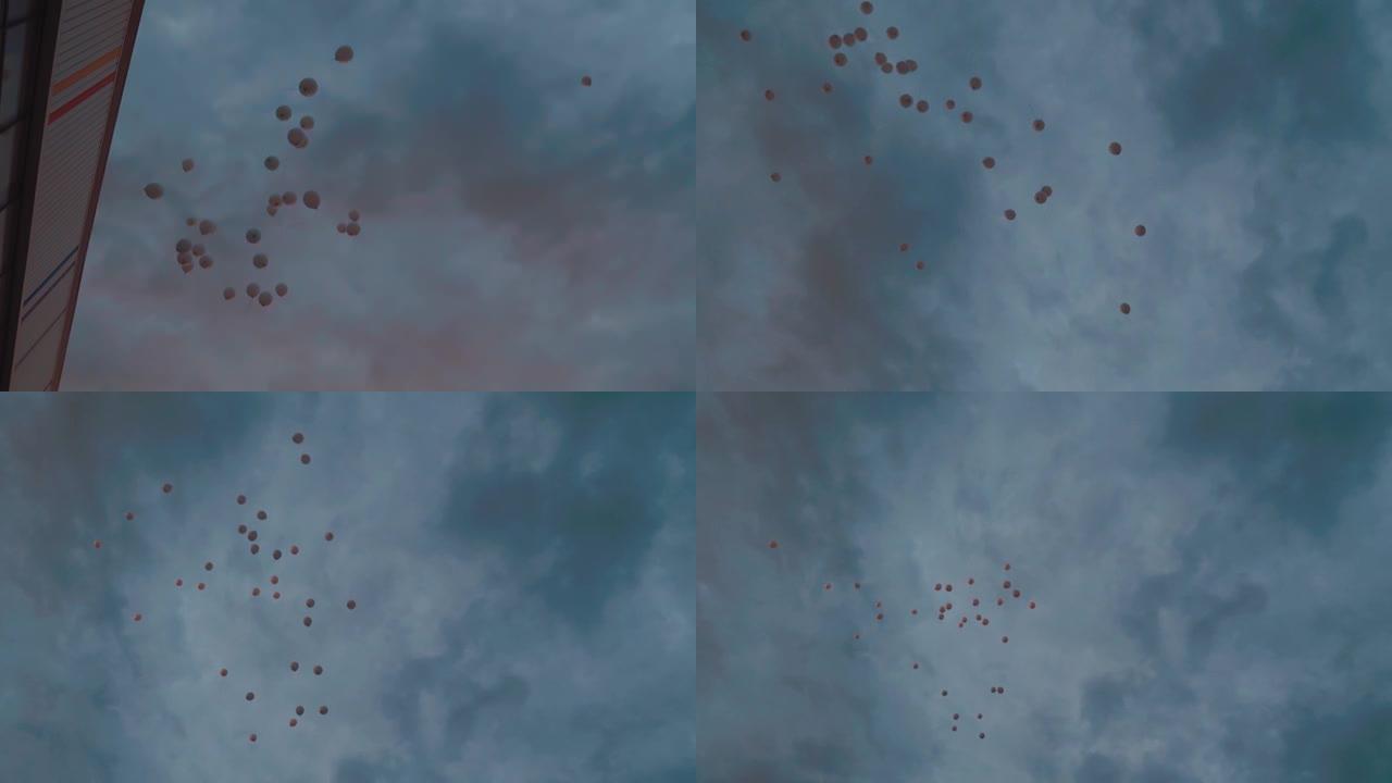 许多气球在日落时飞上天空