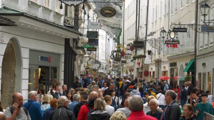 萨尔茨堡市中心白天著名的拥挤步行街慢动作全景4k奥地利