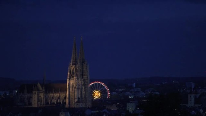 联合国教科文组织世界遗产镇雷根斯堡的天际线，夜间旋转十月节摩天轮