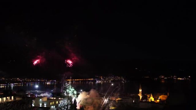 黑山老城布德瓦上空的夜空中节日新年烟花。