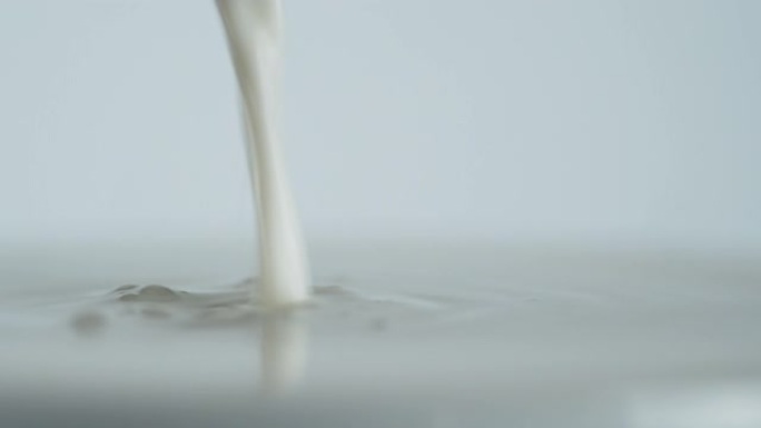 一股牛奶被注入气泡。