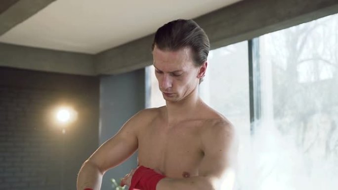 男拳击手裹着红色绷带