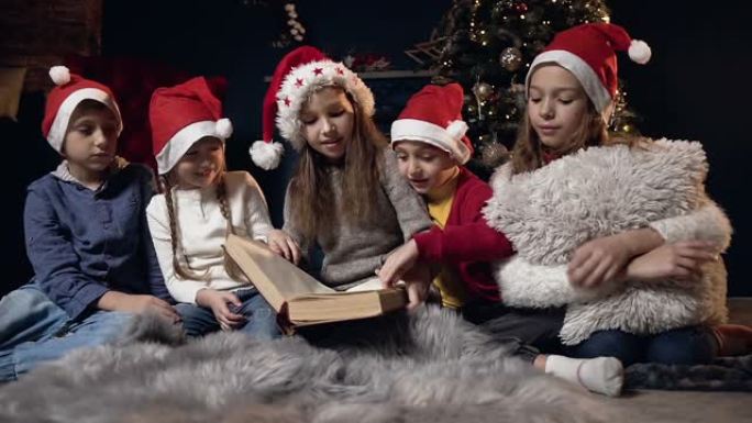 可爱的孩子在带圣诞装饰的房间里看书时翻页